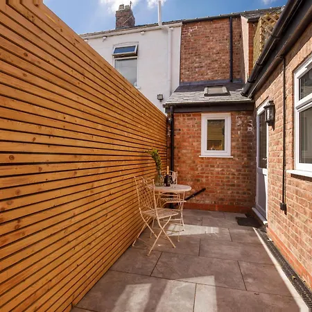 Beautiful 2 Bed On Quiet Cobblestone Lane, Pet Friendly * יורק