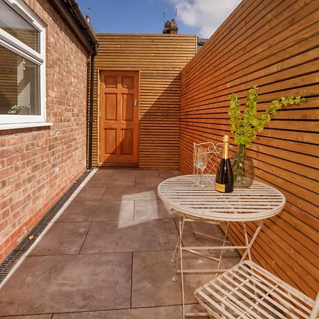 Beautiful 2 Bed On Quiet Cobblestone Lane, Pet Friendly * יורק