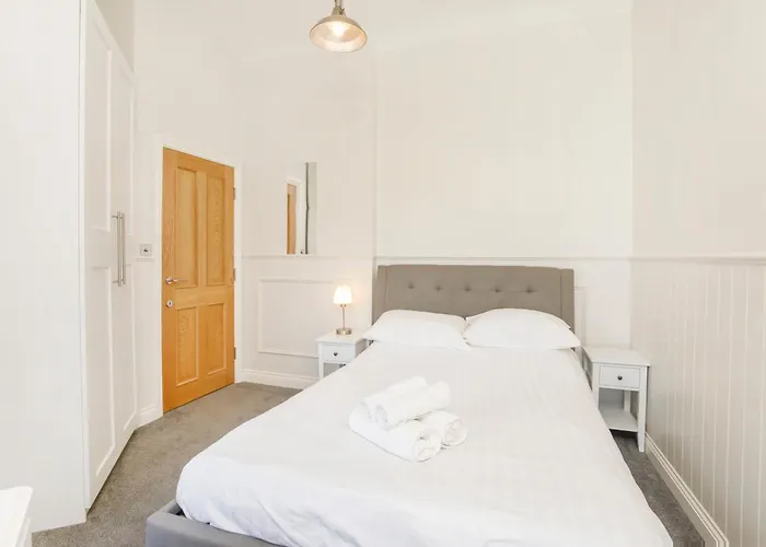 Beautiful 2 Bed On Quiet Cobblestone Lane, Pet Friendly יורק