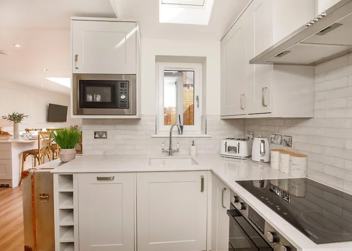 Beautiful 2 Bed On Quiet Cobblestone Lane, Pet Friendly בית נופש