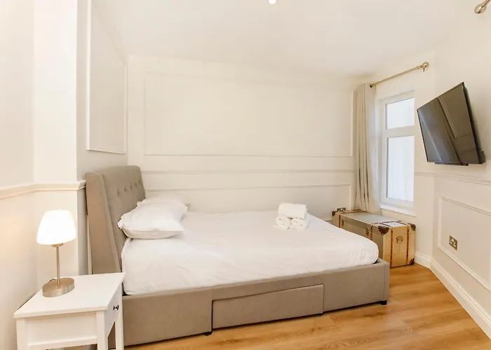 בית נופש Beautiful 2 Bed On Quiet Cobblestone Lane, Pet Friendly *