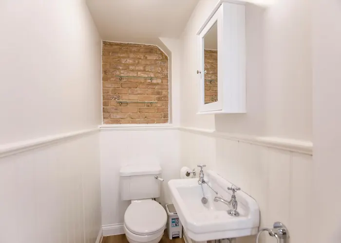 Beautiful 2 Bed On Quiet Cobblestone Lane, Pet Friendly יורק