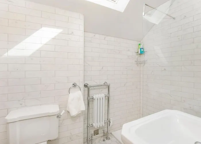 Beautiful 2 Bed On Quiet Cobblestone Lane, Pet Friendly בית נופש