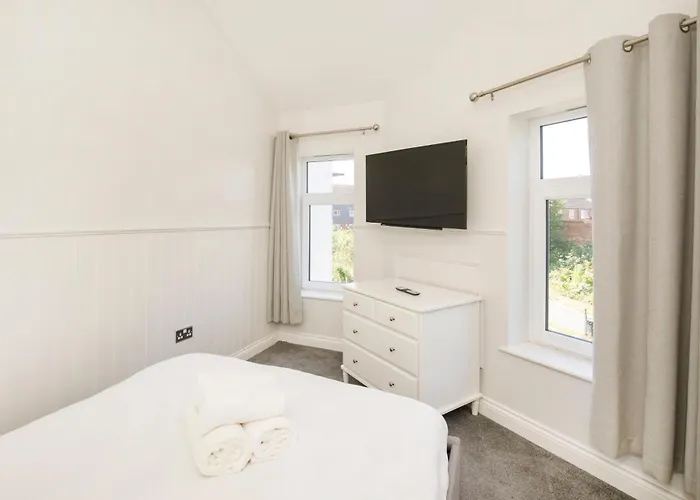 Beautiful 2 Bed On Quiet Cobblestone Lane, Pet Friendly בית נופש *