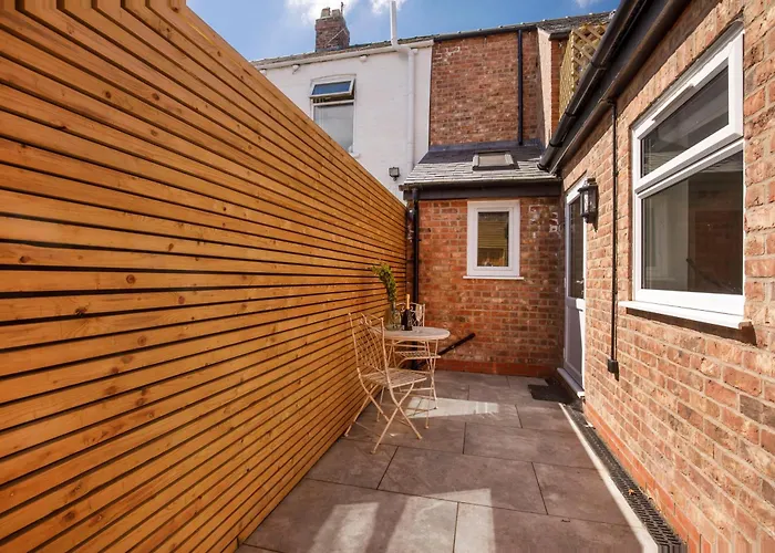 Beautiful 2 Bed On Quiet Cobblestone Lane, Pet Friendly * יורק
