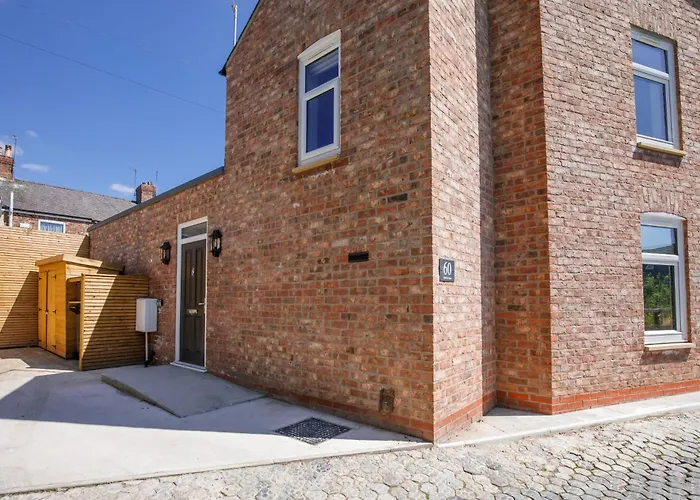 Beautiful 2 Bed On Quiet Cobblestone Lane, Pet Friendly בית נופש *