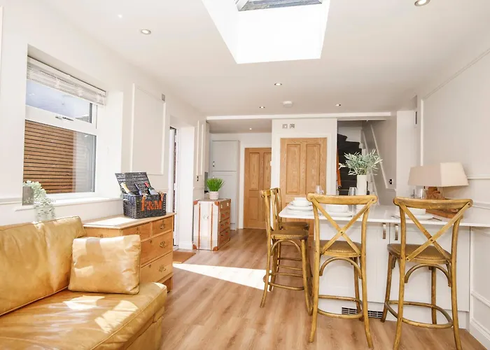 Beautiful 2 Bed On Quiet Cobblestone Lane, Pet Friendly יורק