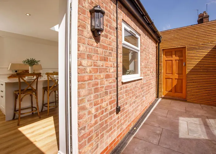 Beautiful 2 Bed On Quiet Cobblestone Lane, Pet Friendly בית נופש