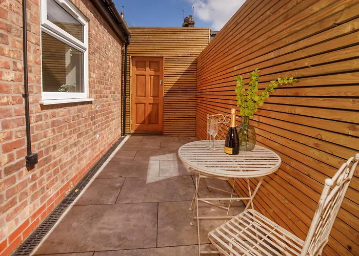 Beautiful 2 Bed On Quiet Cobblestone Lane, Pet Friendly * יורק