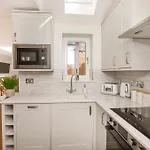 Beautiful 2 Bed On Quiet Cobblestone Lane, Pet Friendly Nyaraló