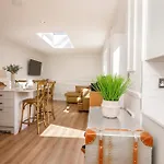 Nyaraló Beautiful 2 Bed On Quiet Cobblestone Lane, Pet Friendly