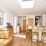 Beautiful 2 Bed On Quiet Cobblestone Lane, Pet Friendly York