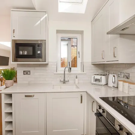 Beautiful 2 Bed On Quiet Cobblestone Lane, Pet Friendly Ferienhaus