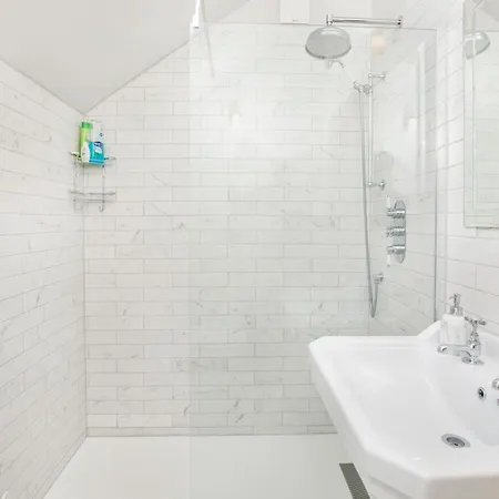 Beautiful 2 Bed On Quiet Cobblestone Lane, Pet Friendly Ferienhaus *