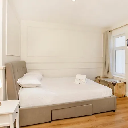 Ferienhaus Beautiful 2 Bed On Quiet Cobblestone Lane, Pet Friendly *