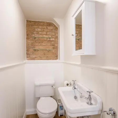 Beautiful 2 Bed On Quiet Cobblestone Lane, Pet Friendly York