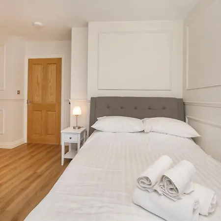 Beautiful 2 Bed On Quiet Cobblestone Lane, Pet Friendly