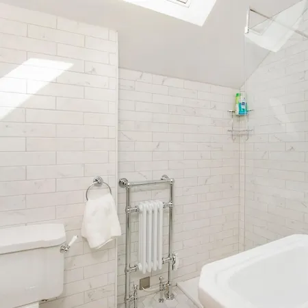 Beautiful 2 Bed On Quiet Cobblestone Lane, Pet Friendly Ferienhaus