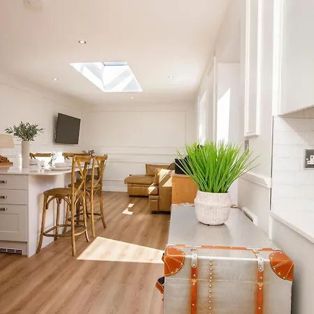 Ferienhaus Beautiful 2 Bed On Quiet Cobblestone Lane, Pet Friendly