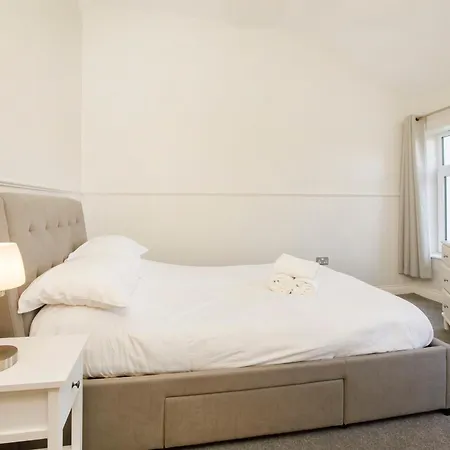 Beautiful 2 Bed On Quiet Cobblestone Lane, Pet Friendly