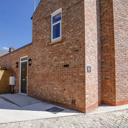 Beautiful 2 Bed On Quiet Cobblestone Lane, Pet Friendly Holiday home *
