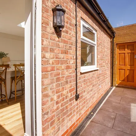 Beautiful 2 Bed On Quiet Cobblestone Lane, Pet Friendly Holiday home