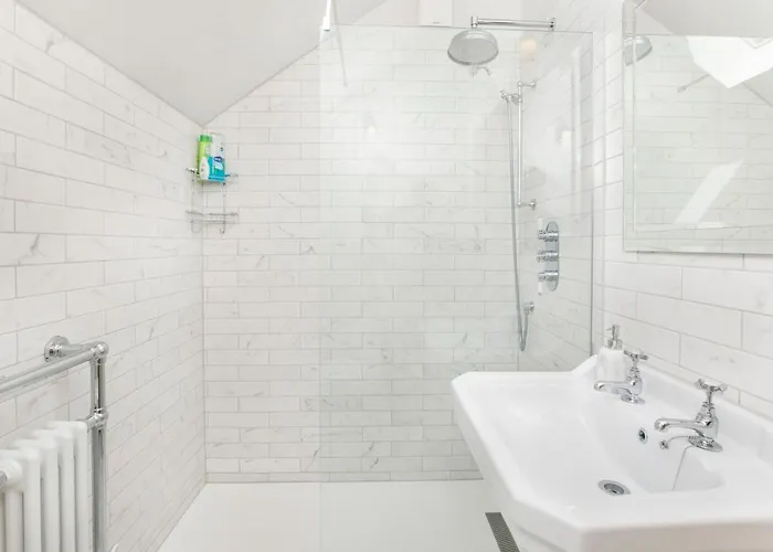 Beautiful 2 Bed On Quiet Cobblestone Lane, Pet Friendly Vakantiehuis *