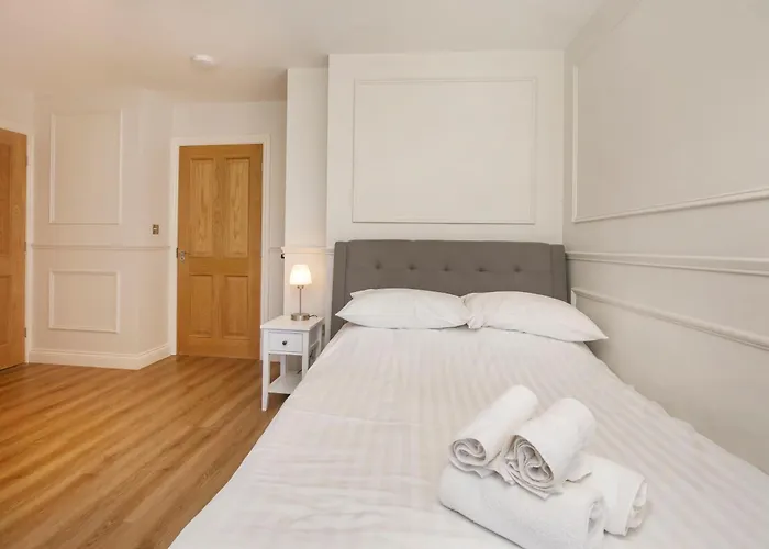 Beautiful 2 Bed On Quiet Cobblestone Lane, Pet Friendly