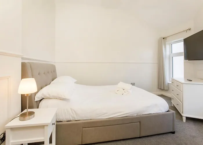 Beautiful 2 Bed On Quiet Cobblestone Lane, Pet Friendly