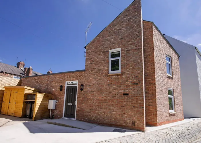 Beautiful 2 Bed On Quiet Cobblestone Lane, Pet Friendly Vakantiehuis York