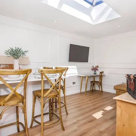 Semesterbostad Beautiful 2 Bed On Quiet Cobblestone Lane, Pet Friendly York