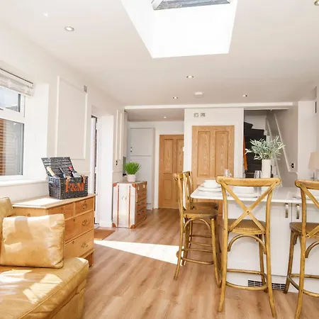 Beautiful 2 Bed On Quiet Cobblestone Lane, Pet Friendly York